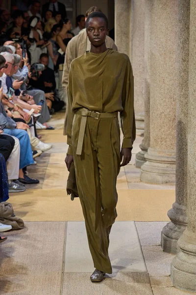 Look 13